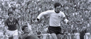 Franz Beckenbauer v dresu Západního Německa je atakován hráčem SSSR Franz Beckenbauer v dresu Západního Německa je atakován hráčem SSSR