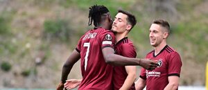 Victor Olatunji a Lukáš Sadílek se radují z gólu Victor Olatunji a Lukáš Sadílek se radují z gólu