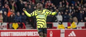 Bukayo Saka v dresu Arsenalu oslavuje branku proti Nottinghamu Forest Bukayo Saka v dresu Arsenalu oslavuje branku proti Nottinghamu Forest