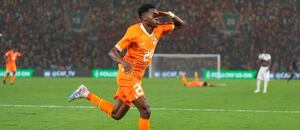 Simon Adingra v dresu Pobřeží slonoviny se raduje z branky v utkání proti Mali Simon Adingra v dresu Pobřeží slonoviny se raduje z branky v utkání proti Mali
