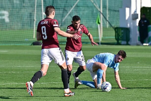 Qazim Laci bojuje o míč v generálce proti Malmö