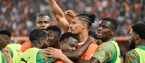 Hráči Pobřeží slonoviny slaví semifinálový gól Sébastiena Hallera