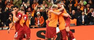 Hráči Galatasaray se radují z branky proti Basaksehiru