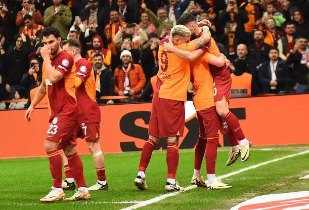 Hráči Galatasaray se radují z branky proti Basaksehiru
