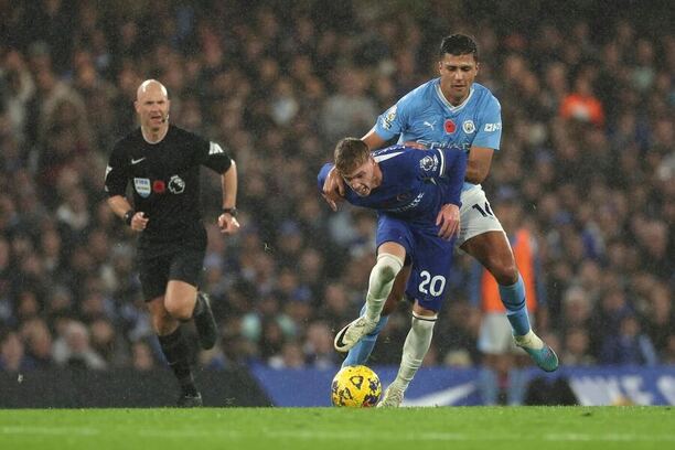 Cole Palmer a Rodri bojují o míč v listopadovém duelu Chelsea s Manchesterem City
