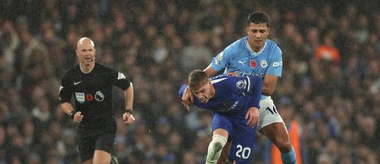 Cole Palmer a Rodri bojují o míč v listopadovém duelu Chelsea s Manchesterem City