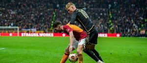 Dries Mertens si kryje míč před Adamem Karabcem