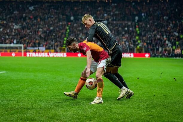 Dries Mertens si kryje míč před Adamem Karabcem