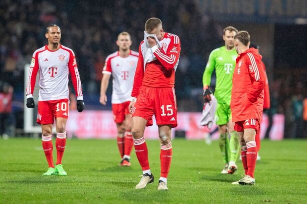 Zklamaní hráči Bayernu po prohře v Bochumi