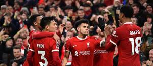 Hráči Liverpoolu se radují z branky proti Lutonu