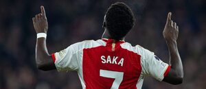 Bukayo Saka v dresu Arsenalu oslavuje branku proti Newcastlu United