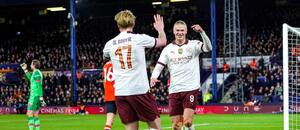 Kevin De Bruyne a Erling Haaland slaví gól do sítě Lutonu Kevin De Bruyne a Erling Haaland slaví gól do sítě Lutonu