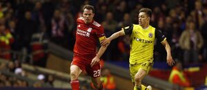 Jamie Carragher a Václav Kadlec při utkání na Anfieldu