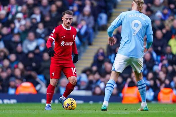 Alexis Mac Allister v dresu Liverpoolu a Erling Haaland v dresu Manchesteru City