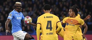Victor Osimhen v souboji s Ronaldem Araujem a Julesem Koundém Victor Osimhen v souboji s Ronaldem Araujem a Julesem Koundém