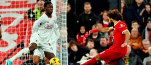 Kobbie Mainoo (Manchester United) blokuje ránu Mohameda Salaha (Liverpool)