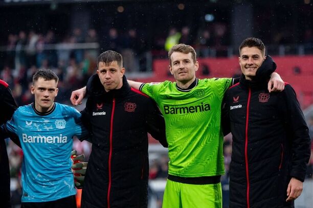 Adam Hložek a Patrik Schick na pozápasové děkovačce po výhře nad Freiburgem