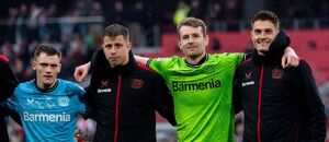 Adam Hložek a Patrik Schick na pozápasové děkovačce po výhře nad Freiburgem Adam Hložek a Patrik Schick na pozápasové děkovačce po výhře nad Freiburgem