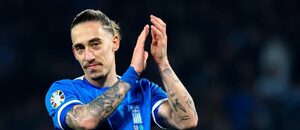 Kostas Tsimikas děkuje fanouškům po výhře nad Kazachstánem Kostas Tsimikas děkuje fanouškům po výhře nad Kazachstánem
