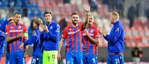 Fotbalisté Plzně zdraví fanoušky po remíze s Fiorentinou Fotbalisté Plzně zdraví fanoušky po remíze s Fiorentinou