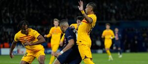 Kylian Mbappé se snaží přejít přes Julese Koundého a Raphinhu