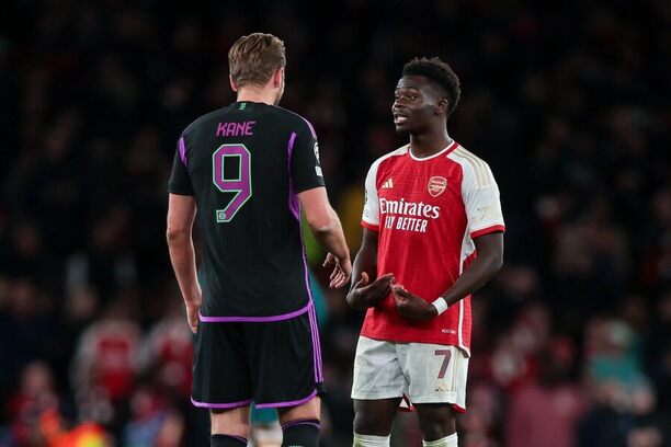 Harry Kane (Bayern) v rozhovoru s Bukayo Sakou (Arsenal)