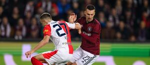 Lukáš Haraslín se snaží přejít přes Tomáše Vlčka Lukáš Haraslín se snaží přejít přes Tomáše Vlčka