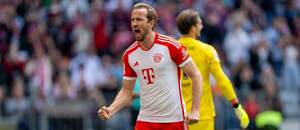 Harry Kane v dresu Bayernu se raduje z branky do sítě Frankfurtu Harry Kane v dresu Bayernu se raduje z branky do sítě Frankfurtu