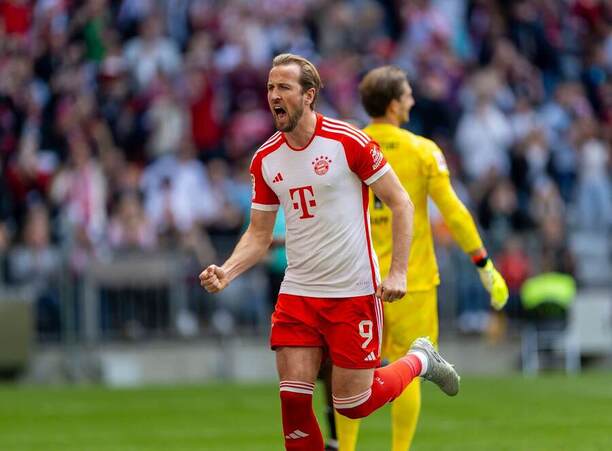 Harry Kane v dresu Bayernu se raduje z branky do sítě Frankfurtu