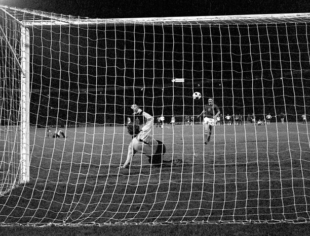 Antonín Panenka střílí rozhodující penaltu proti Západnímu Německu