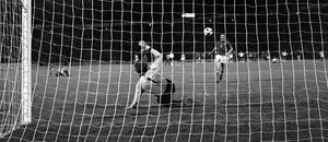 Antonín Panenka střílí rozhodující penaltu proti Západnímu Německu Antonín Panenka střílí rozhodující penaltu proti Západnímu Německu