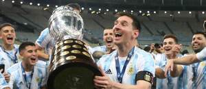 Lionel Messi s pohárem pro vítěze Copa América