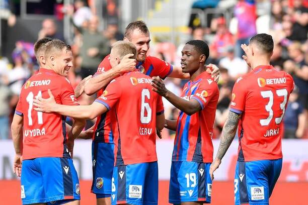 Fotbalisté Plzně slaví gól proti Teplicím