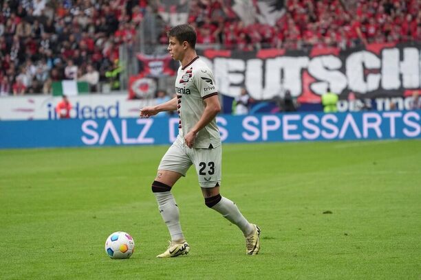 Adam Hložek při utkání na půdě Eintrachtu Frankfurt