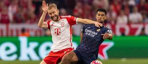 Konrad Laimer (Bayern) v souboji o míč s Judem Bellinghamem (Real)