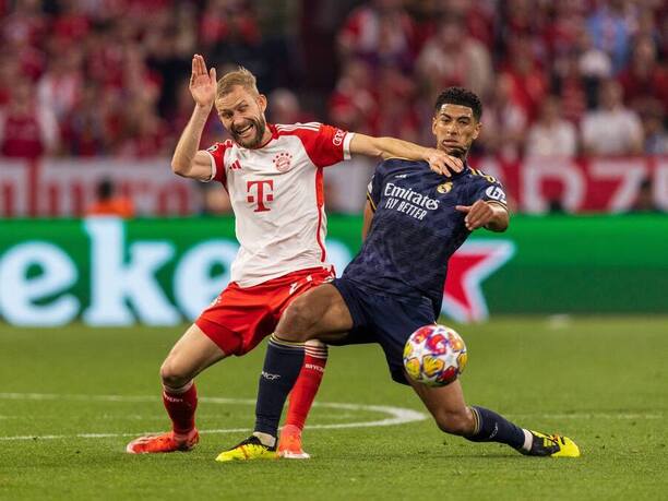 Konrad Laimer (Bayern) v souboji o míč s Judem Bellinghamem (Real)