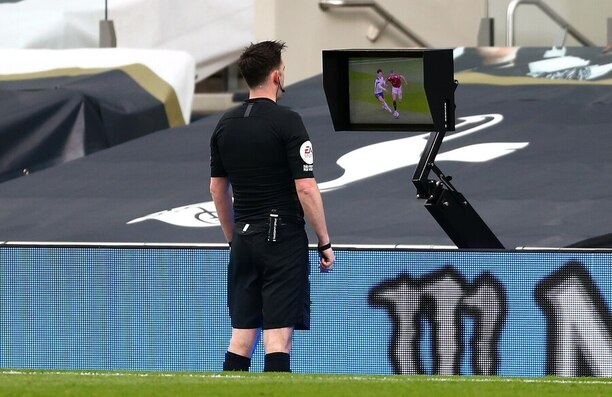 Rozhodčí Chris Kavanagh během utkání v Premier League