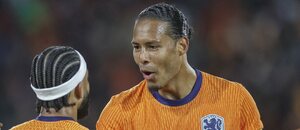 Memphis Depay a Virgil van Dijk během přípravy s Islandem