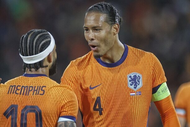 Memphis Depay a Virgil van Dijk během přípravy s Islandem