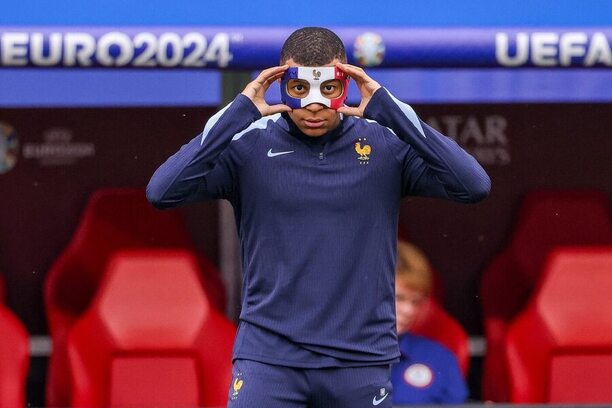Mbappé má po zlomenině nosu zajímavý doplněk
