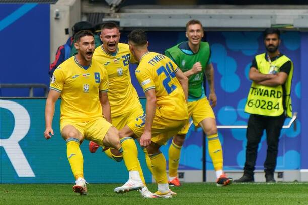 Ukrajina slaví poté, co Roman Yaremchuk vstřelil vítězný gól proti Slovensku na EURO 2024