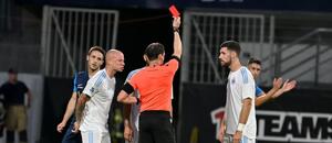 Kyriakos Savvidis ze Slovanu Bratislava vidí červenou kartu 