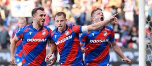 Fotbalisté Viktorie Plzeň slaví branku