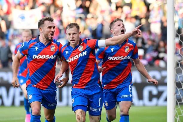 Fotbalisté Viktorie Plzeň slaví branku