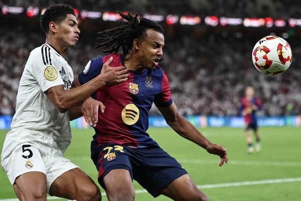 Jude Bellingham a Jules Koundé během El Clásica v lednu 2025