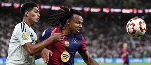 Jude Bellingham a Jules Koundé během El Clásica v lednu 2025