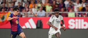 Pau Cubarsí a Vinícius Júnior během dubnového El Clásica