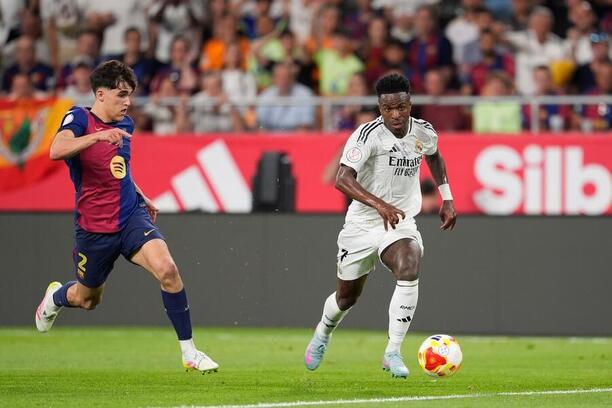Pau Cubarsí a Vinícius Júnior během dubnového El Clásica