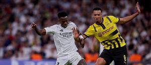 Vinícius Júnior v souboji s Felixem Nmechou Vinícius Júnior v souboji s Felixem Nmechou