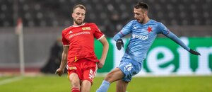 Marvin Friedrich a Ivan Schranz bojují o míč v utkání Unionu Berlín se Slavií Marvin Friedrich a Ivan Schranz bojují o míč v utkání Unionu Berlín se Slavií